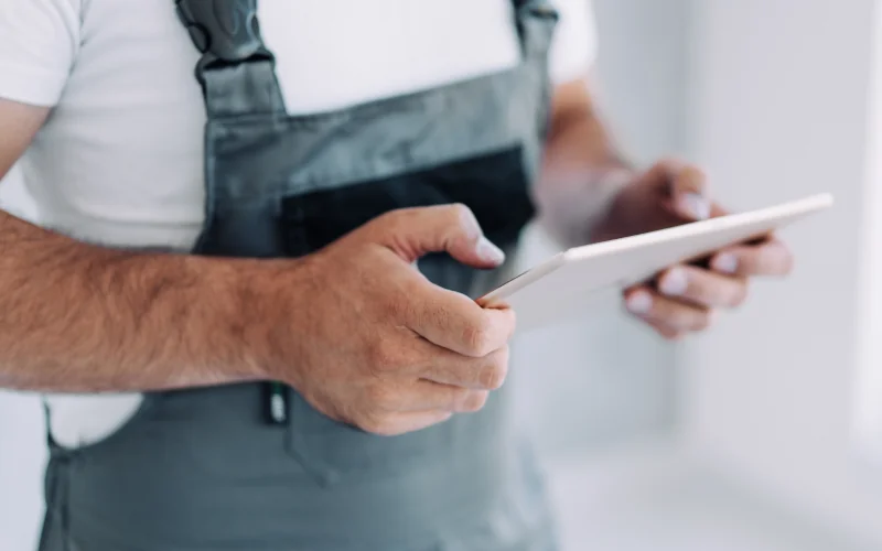 Handwerker mit Tablet in den Händen