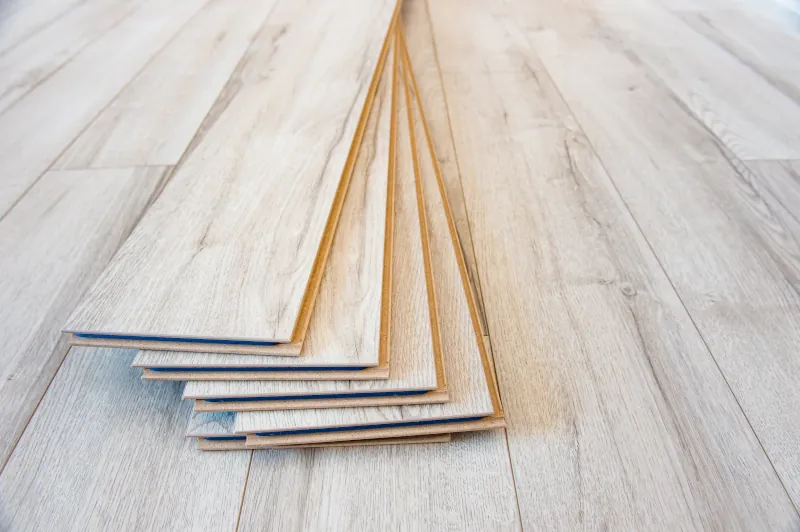 Laminat liegt auf einem kleinen Stapel auf dem Boden