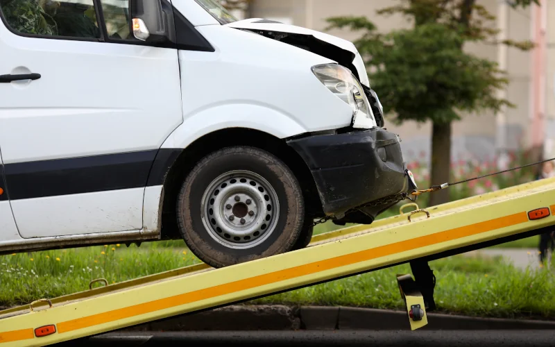 verunfallter Transporter wird abgeschleppt