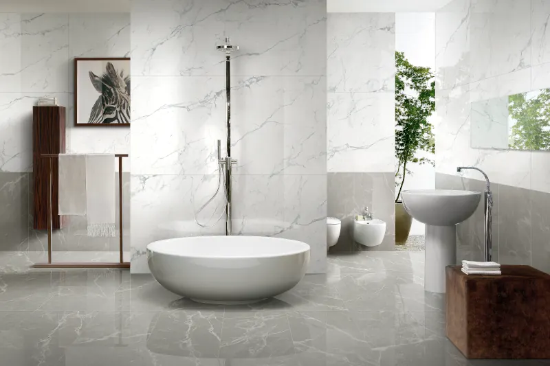 modernes Badezimmer mit Wand und Bodenbelägen im Marmor-Optik