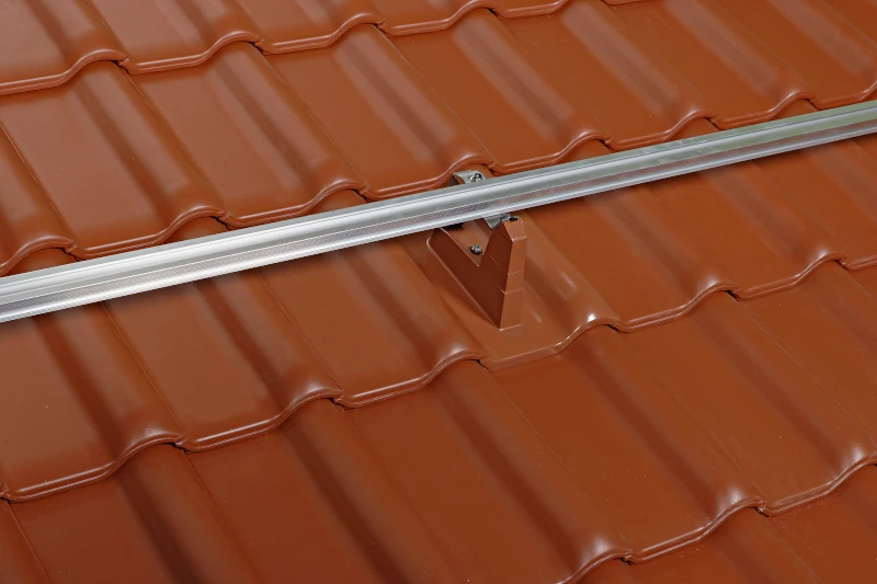 Schiene für Photovoltaikmodul auf Dach