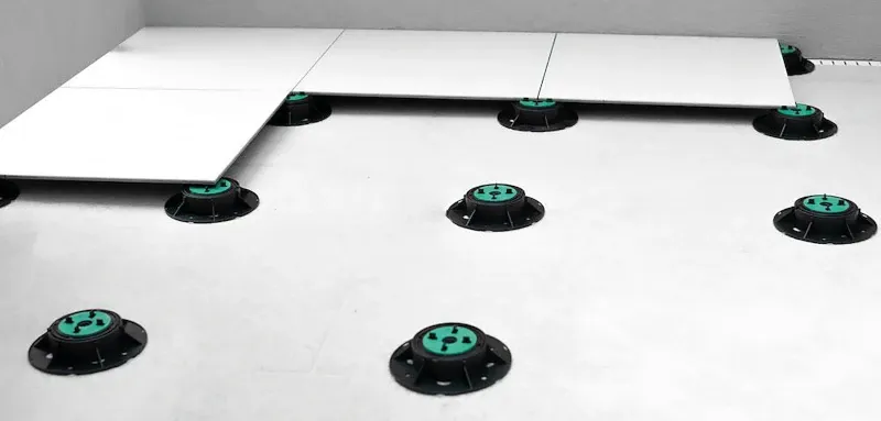 Stelzlager mit weißen Bodenplatten darauf