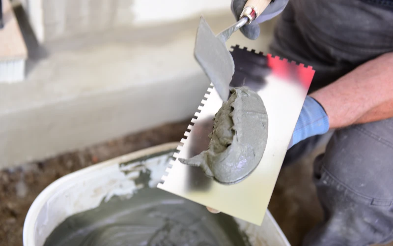Bauwerksabdichtung ZR Turbo XXL wird auf einen Spachtel zur weiteren Verarbeitung gegeben