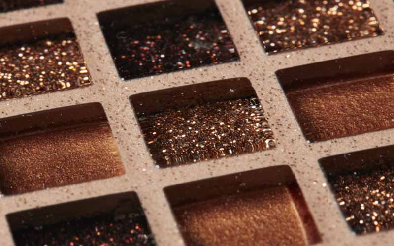 Gold-braune Mosaik-Fliesen