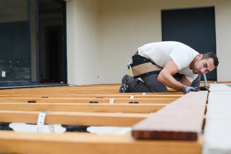 Terrassendielen werden verlegt