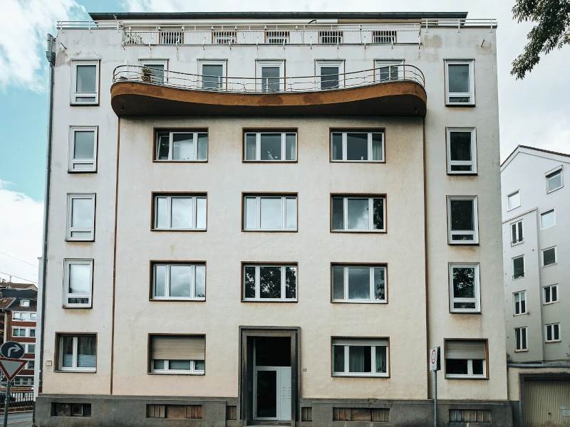 altes weißes Plattenbauhaus