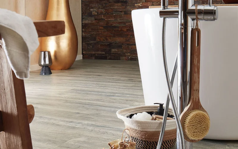 Modernes Bad mit freistehender Wanne, Holzoptikboden und Naturdetails