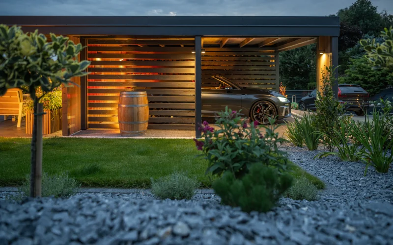 modernes Carport aus Holz in der Dunkelheit mit Beleuchtung innen und außen