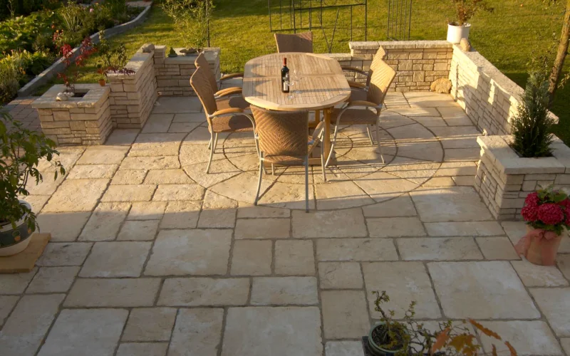 Terrasse mit Sitzgruppe mit Boden und Mauern aus Sandstein