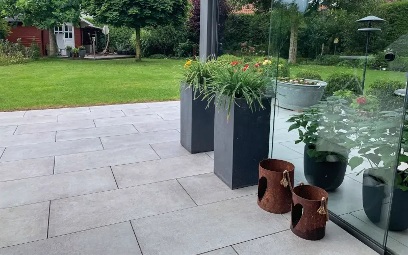 Terrasse mit hellgrauen Platten