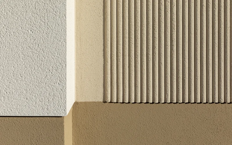 Hausfassade weiß und braun mit Kammzug