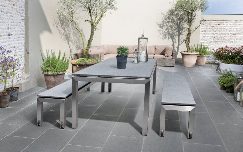 Sitzgelegenheit auf der Terrasse im Garten