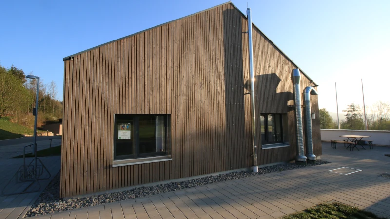 Senkrechte-offene-Holzfassade-Beitragsbild6.webp