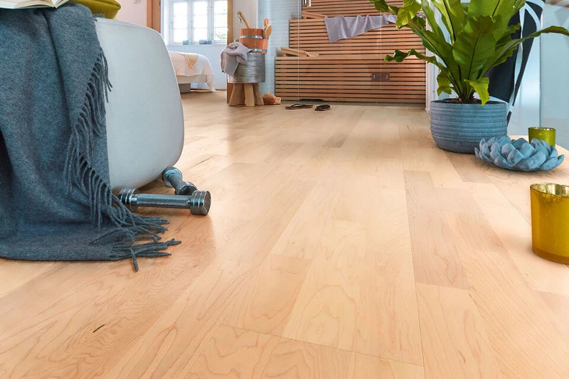 Wohnraum mit Holzfußboden aus hellem Eichenholz
