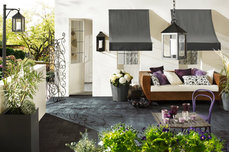 gemütliche Terrasse mit Sitzmöbeln mit vielen Pflanzen und Blumen