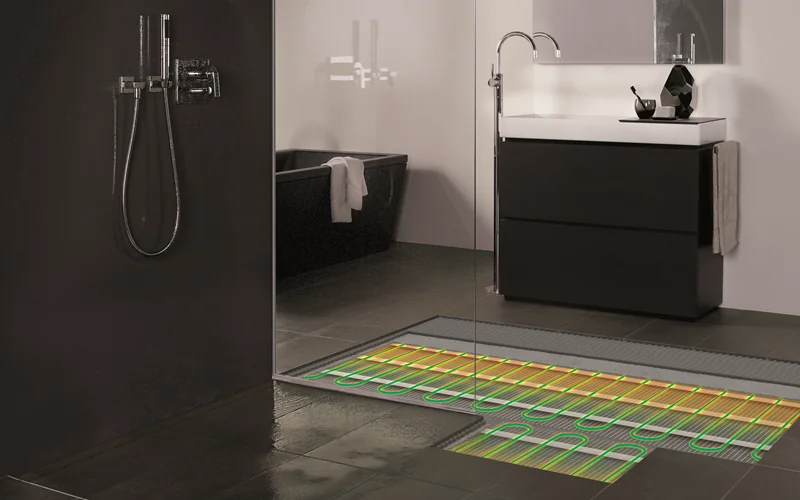 Elektrische Fußboden- und Wandheizung mit Fliesenbelag im Badezimmer