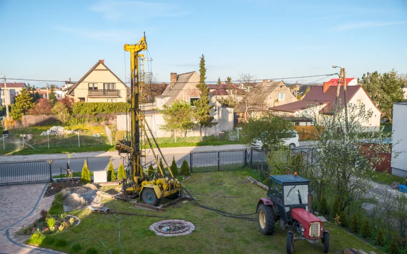 Brunnenbaumaschine steht im Garten und bereitet einen Brunnenbau vor