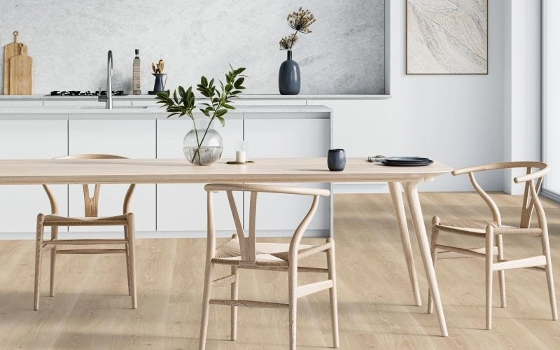 Modernes Esszimmer im Japandi Style mit hellen Holzstühlen und einem Holztisch mit Dekoration