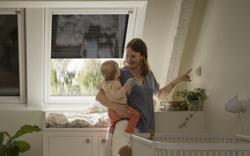 Kinderzimmer mit Mutter und Kleinkind