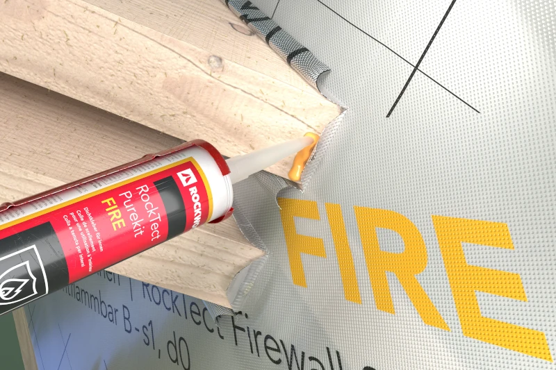 Mit einer Silikontube wird ein Holzbalken bearbeitet