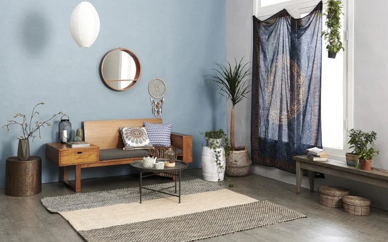 Wohnraum im afrikanischen Stil mit dunklem Holzfußboden und blauen Wänden