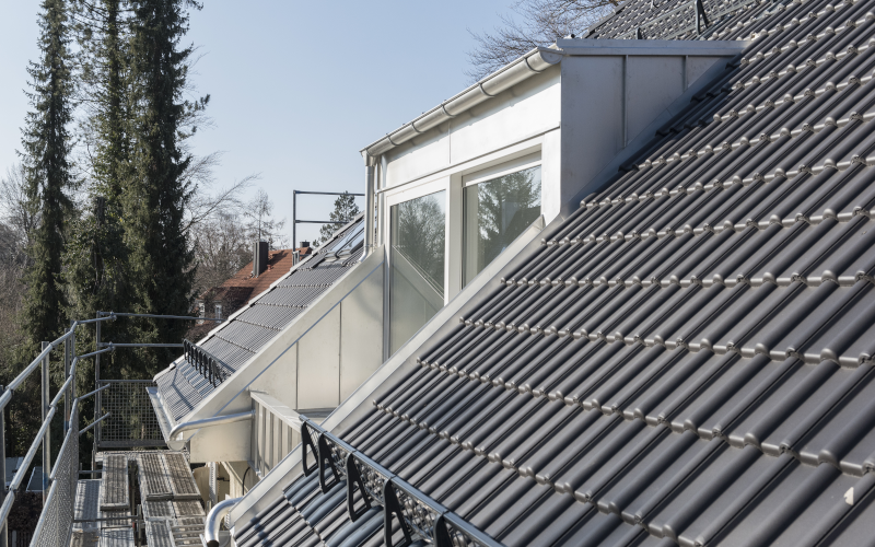 Steildach eines Einfamilienhauses mit kleinem Balkon