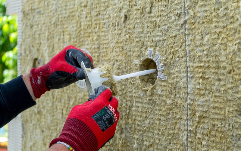 Dübel wird aus der Wand entfernt