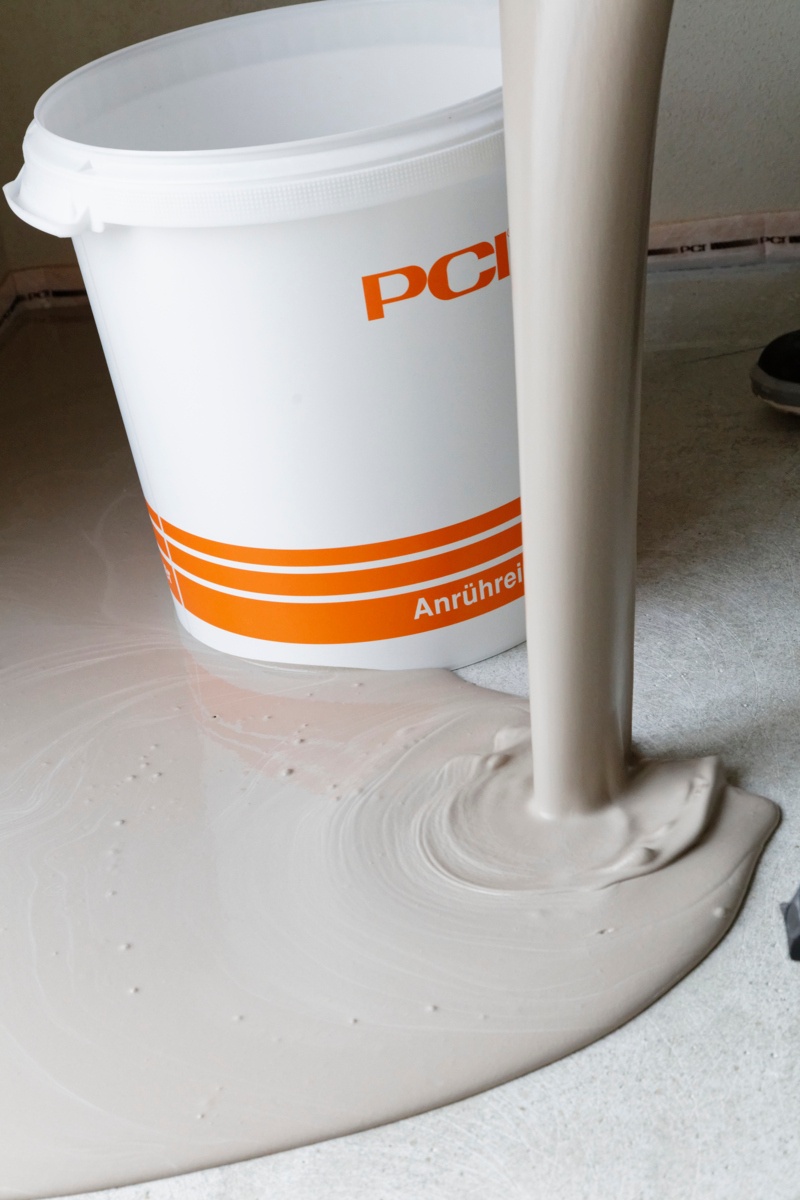 Baumaterial neben einem PCI-Produkteimer