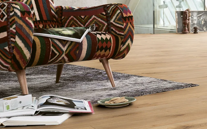 Sessel im afrikanischen Stil mit hellem Holzfußboden und Teppich