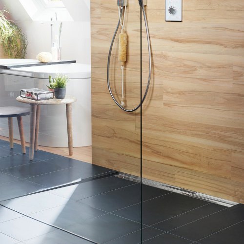 Dusche mit Holzfliesen-Optik an den Wänden