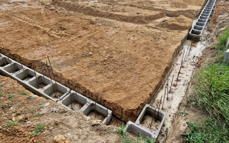 Schalungssteine aufgereiht als Fundaments-Grenze für den Hausbau