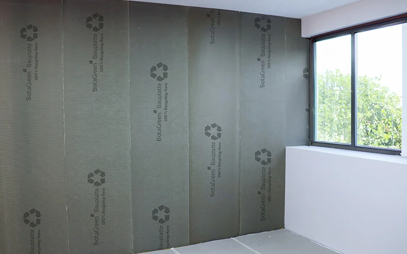 Bauplatten angebracht an einer Wand mit angrenzendem Fenster