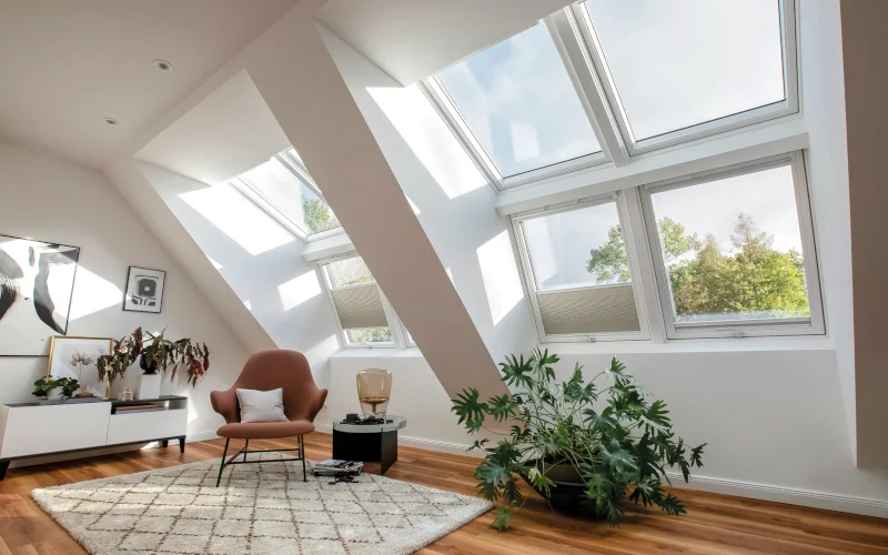 Wohnzimmer im Dachgeschoss mit vielen großen Dachfenstern