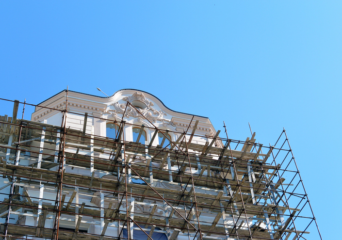 Altbau mit umrahmten Gerüst