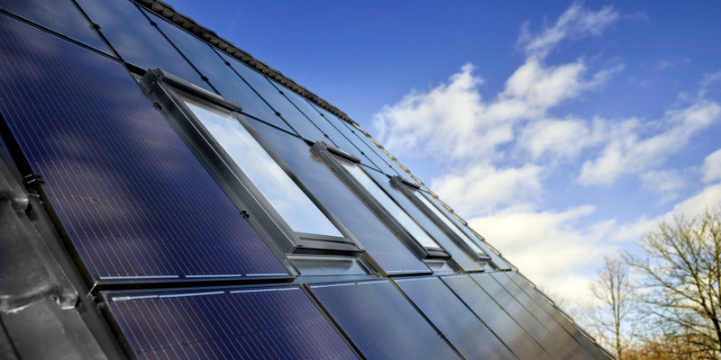 Velux Dachfenster und Photovoltaik-Anlagen auf dem Steildach