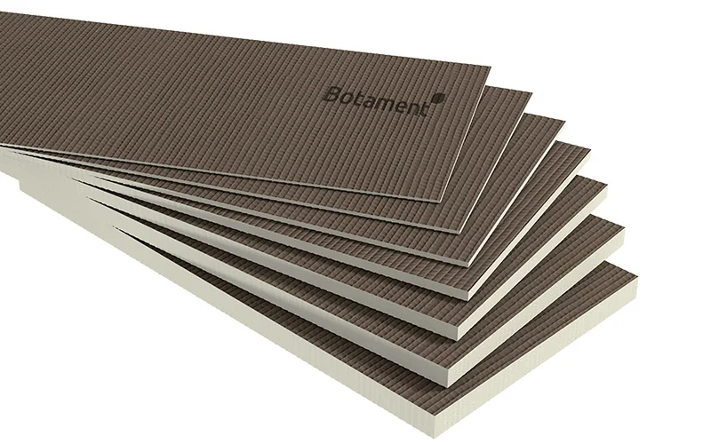 Ein drapierter Stapel Bauplatten von Botament freigestellt