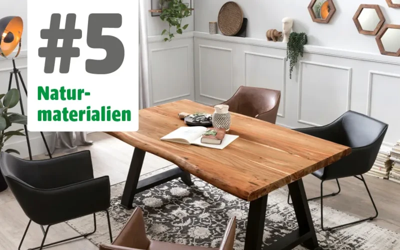 Ein Essbereich mit Naturholztisch und schwarzen Stühlen