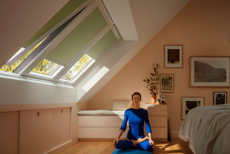 Velux Sonnenschutzelemente in grün an Dachfenstern montiert