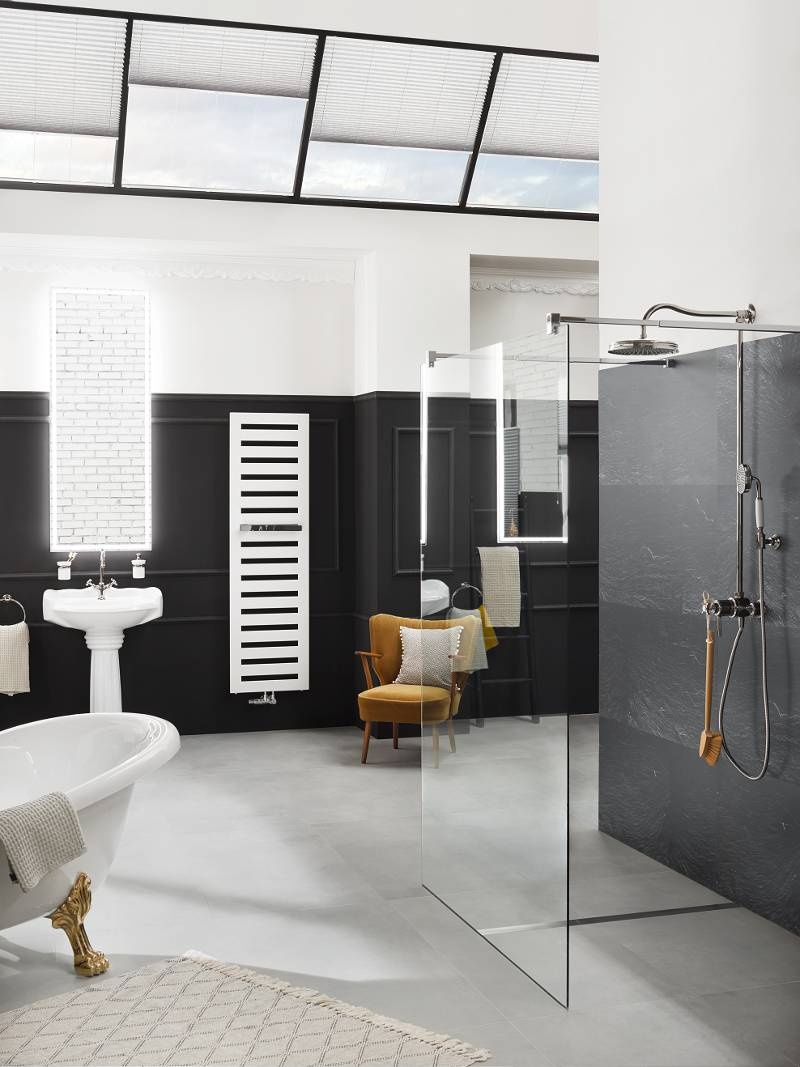 Modern gestaltetes Badezimmer mit dunklen Fliesen