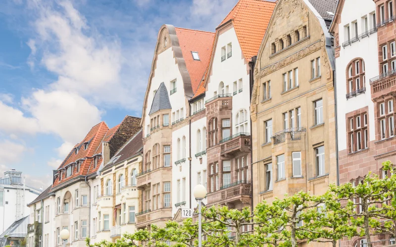 Altstadt mit alten Häusern und bunter schnörkeliger Fassade