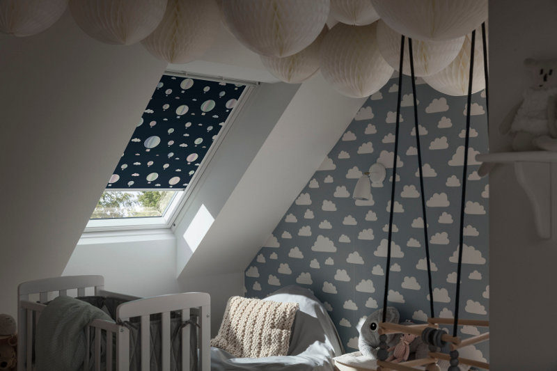Sonnenschutzelement mit Ballons im Kinderzimmer
