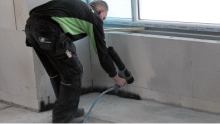 Handwerker wendet Tremco Produkt an