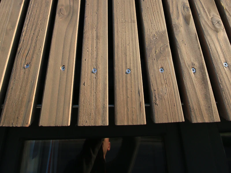 Senkrechte-offene-Holzfassade-Beitragsbild5.webp