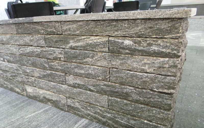 Mauer aus Natursteinen in grau