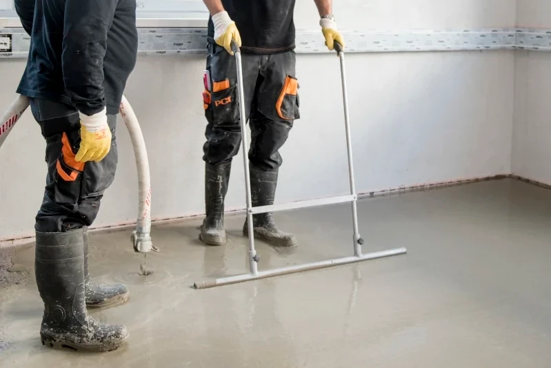 Zwei Handwerker in der Anwendung eines PCI Produktes