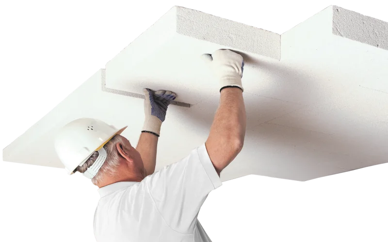 Handwerker bringt Multipor Dämmplatten von Xella an der Decke an