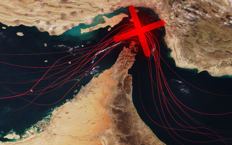 Satellitenansicht der Straße von Hormus mit roten Schiffslinien und einem großen roten X, das eine Blockade, einen maritimen Konflikt oder Handelsstörungen in diesem strategischen globalen Ölengpass symbolisiert