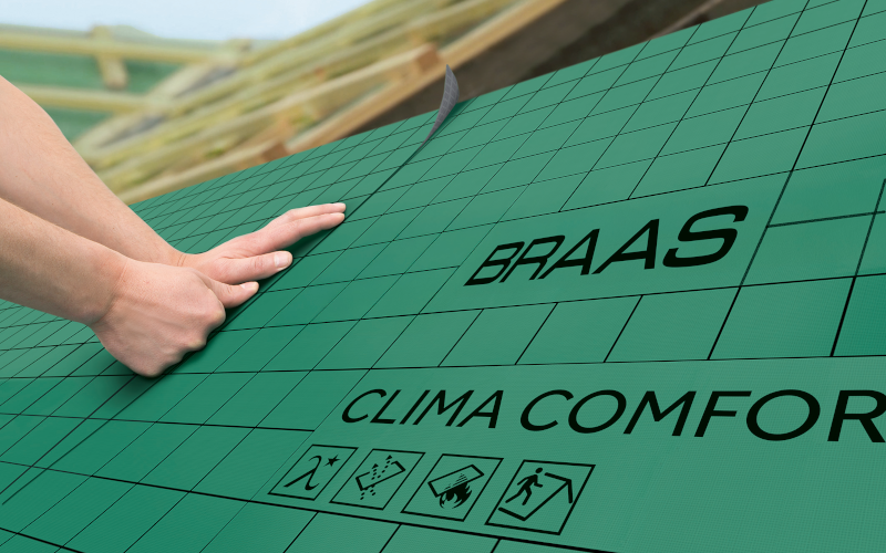 Handwerker bringt Dachdämmung Clima Comfort von Braas an