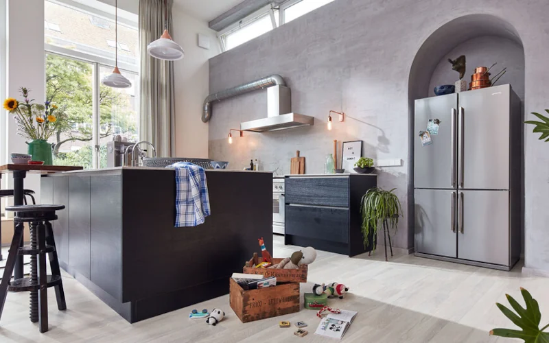 Küche mit hohen Decken, Küchenblock und vielen glänzenden Akzenten