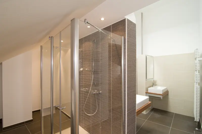 modernes Badezimmer mit ebenerdiger Dusche